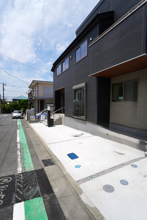 南西側幅員約６m公道に面し、メイン道路より一本入った区画につき交通量も少なく静かで開放感良好な住環境地です♪(外観)