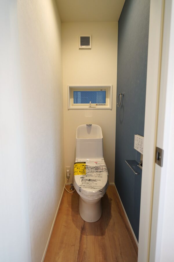 トイレは１階と２階に設置♪換気に便利な換気窓つきです♪