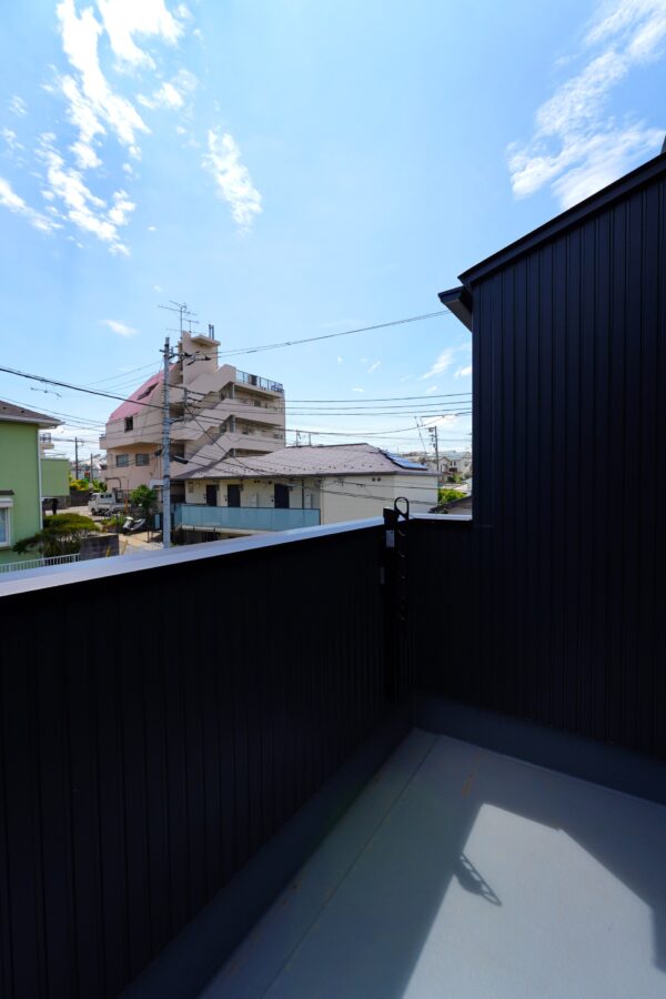 隣地の通路部分に面するため、自然光差し込むバルコニーです♪お洗濯物も良く乾きそうです♪(周辺)