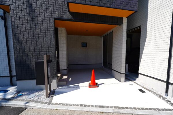 愛車を雨風から守るビルトインカースペースを完備。荷物の積み下ろしもスムーズで、雨の日の外出も快適です。防犯性にも優れ、ガレージ感覚で趣味の道具を置くなど、多目的に活用できる贅沢な空間です。 愛車を雨風から守るビルトインカースペースを完備。荷物の積み下ろしもスムーズで、雨の日の外出も快適です。防犯性にも優れ、ガレージ感覚で趣味の道具を置くなど、多目的に活用できる贅沢な空間です。