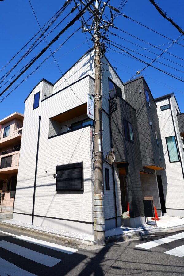 「東南・南西角地」が叶える圧倒的な開放感と陽だまりの心地よさ。17.8帖の広々LDKが家族の時間を明るく彩る、駅まで平坦なフラット道の好立地